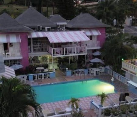 Pink Hibiscus Bed And Breakfast Montego Bay Esterno foto