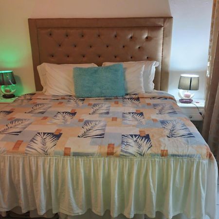 Pink Hibiscus Bed And Breakfast Montego Bay Esterno foto