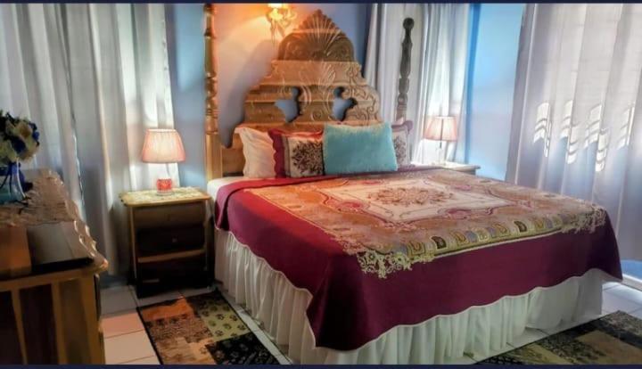 Pink Hibiscus Bed And Breakfast Montego Bay Esterno foto