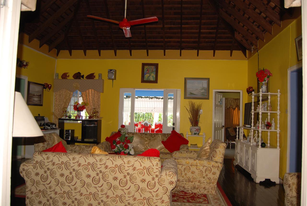 Pink Hibiscus Bed And Breakfast Montego Bay Esterno foto