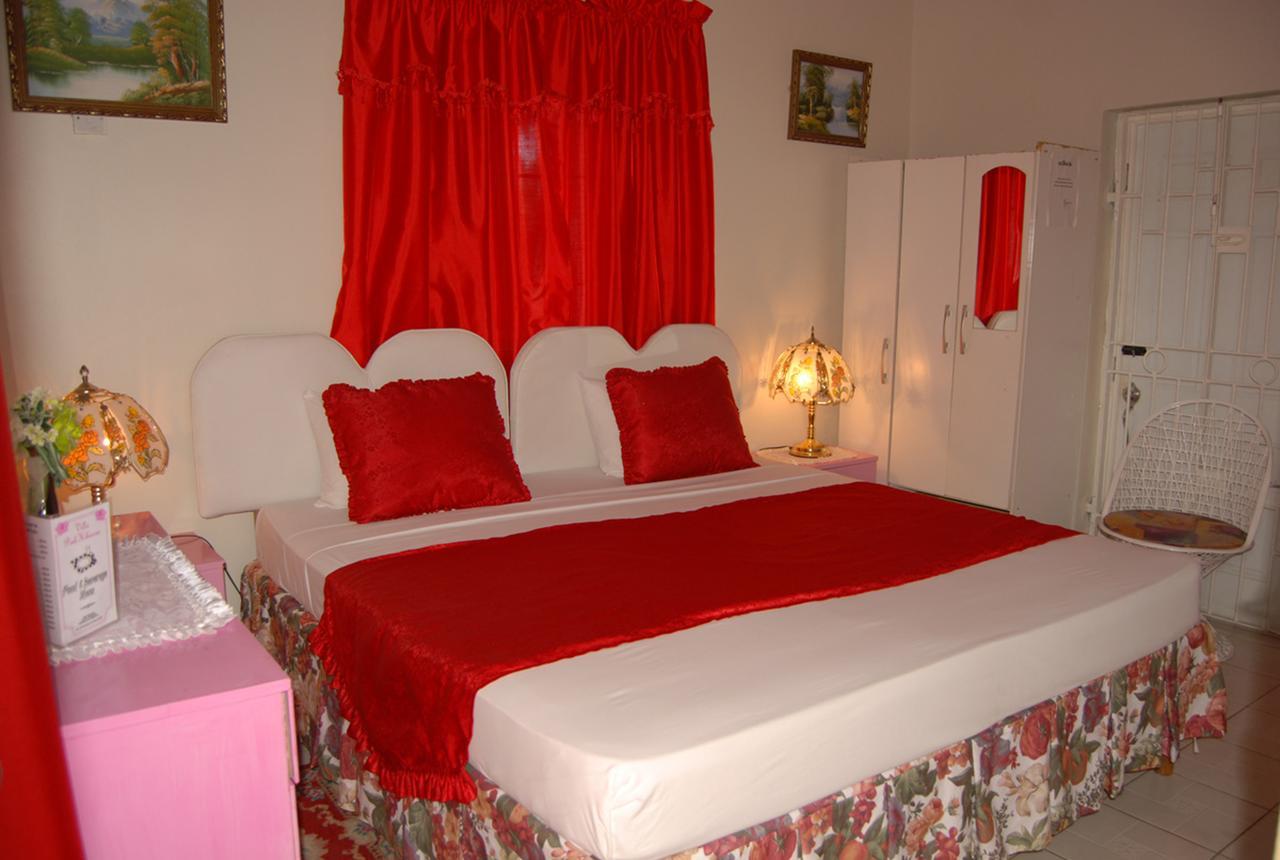 Pink Hibiscus Bed And Breakfast Montego Bay Esterno foto