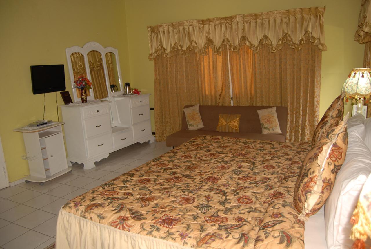 Pink Hibiscus Bed And Breakfast Montego Bay Esterno foto