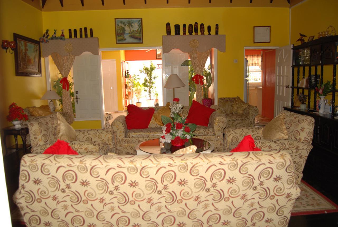 Pink Hibiscus Bed And Breakfast Montego Bay Esterno foto