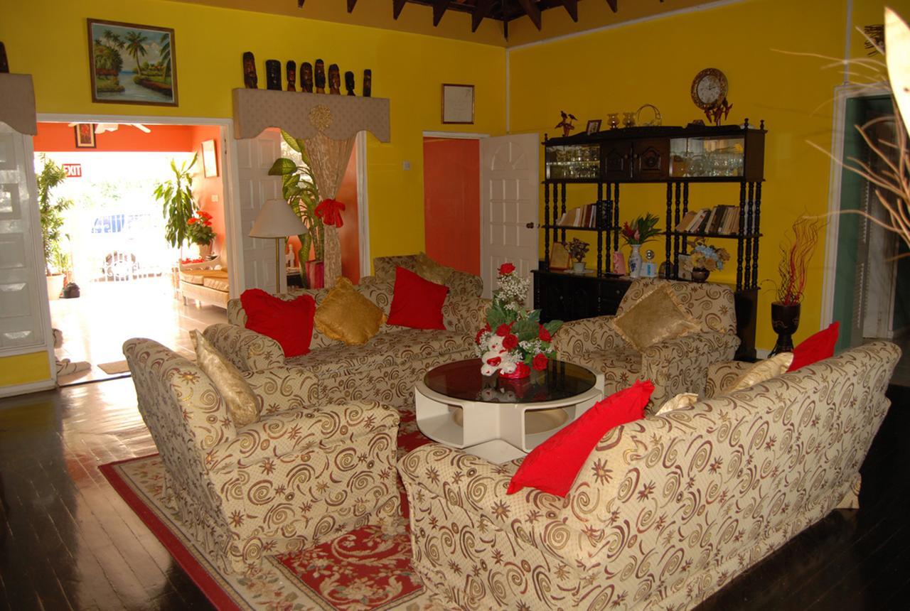 Pink Hibiscus Bed And Breakfast Montego Bay Esterno foto